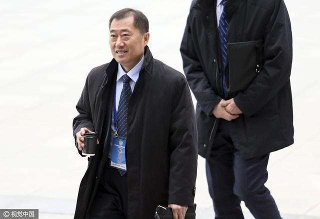 当下爱情片将现实中的情感乱象直接搬上银幕：合约情侣炒作、网红直播分手反转、恋爱综艺剧本化……这些情节固然真实，却未能深挖背后的情感逻辑。