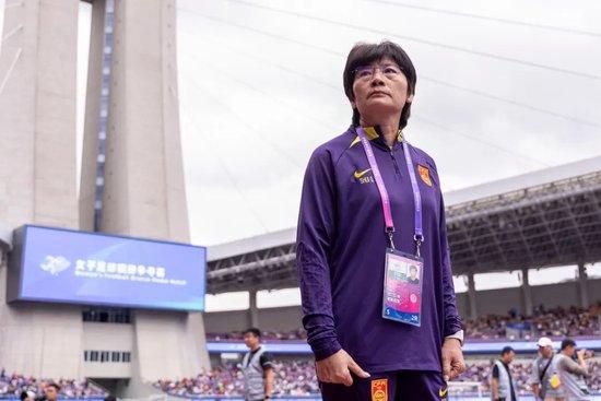 经典霸气的高考励志语、声嘶力竭的班主任、执着追爱的少男少女集体出场，男女主角之间微妙的感情走向呼之欲出。