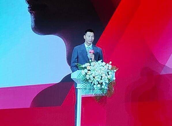 它促使观众反思：自己日常所处的空间，是否也可能潜伏着未知的威胁？