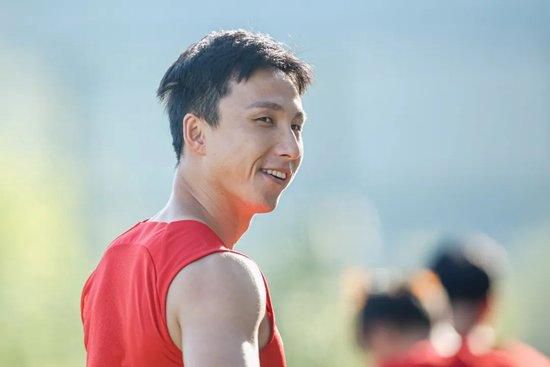 ”在这段长达6年的感情中，乔·阿尔文一直都在尝试低调处理，无论是霉霉歌迷的关注，还是网络酸民的攻击，他都会尽量避免，“我尝试低调，我应该是很清楚这一点了。