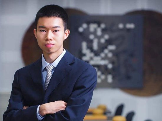 张馨予黄粉撞色装甚是亮眼，在红毯上自然也少不了秀下丰满的 韩寒阿信《飞驰》同台 沈腾吐槽黄景瑜“放纵” 2019-01-29 1月28日，春节档新片《飞驰人生》在北京举行发布会，此前一直缺席活动的导演韩寒终于归队，与沈腾、黄景瑜、尹正、张本煜、尹昉、赵文瑄等全体主创一同亮相。