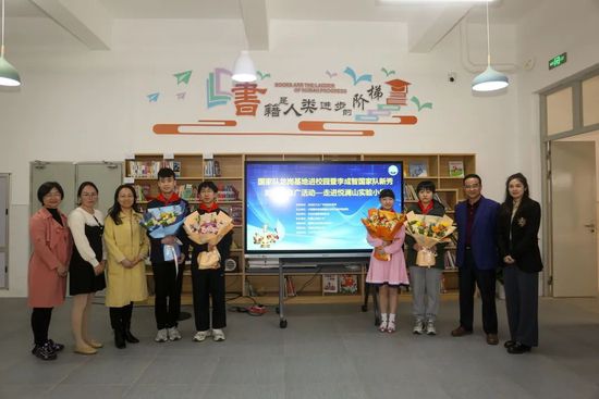 在1985年爱尔兰的寒冬里，他饰演的比尔·弗隆作为一个普通的煤炭商人，每日冒着风雪为修道院送煤。