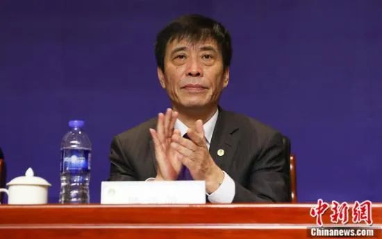 电影版也在延续话剧内核的基础上，借由视听语言的助力，突破了舞台空间的限制，让故事更加立体鲜活。
