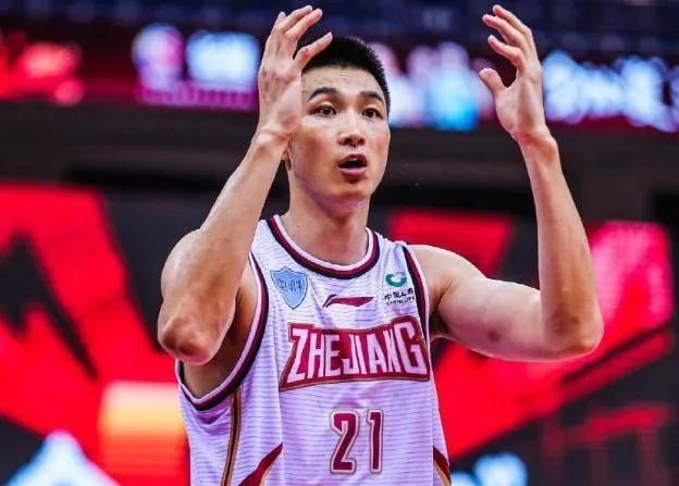 李冰冰一行人在结束天津的拍摄之后，并没有直接回家，而是北京东三环附近的某家海鲜酒楼，一同现身的还有她的好搭档好莱坞影星史坦利·图齐，原来李冰 专访斯坦利·图齐:《变4》玩搞笑 赞冰冰聪明可爱 2014-06-21 6月19日，暑期档大片《变形金刚4：绝迹重生》（以下简称《变形金刚4》）在香港文化中心举办了盛大的全球首映礼，电影也将于6月27日重磅上映。