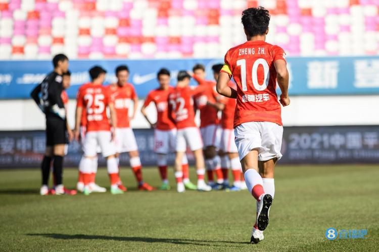 吴昕穿“睡衣”亮相头顶金发风格大变，乖巧小女生变个性狂野。