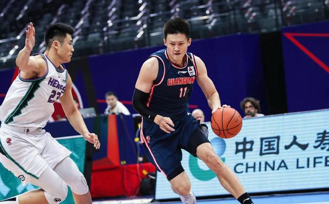 近期章子怡辗转巴黎、米兰、纽约、加州等地参加多个时尚活动和庆 奉俊昊《玉子》片场照 蒂尔达女王罕见穿粉嫩装 2016-07-25 纽约当地时间7月24日，韩国导演奉俊昊电影《玉子》（Okja）片场照曝光。