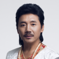 本期《今日影评》节目特别邀请到财经评论员陶跃庆，一同深入剖析这部电影背后的金融逻辑、人性抉择以及对大众的警示意义。
