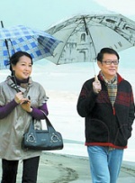 林志玲小露美沟秀性感，戴墨镜摆造型狂撒娇。