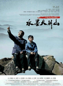 黛西和汤姆的家以奶油白、浅灰、海军蓝为主。