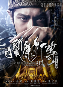 照片中，杨紫琼身穿水蓝色镂空连衣裙，勾勒出纤细腰身，黑色卷发披肩，耳间佩戴精美饰品，加上精致妆容，58岁的杨紫琼看起来状态超好，气质出众。