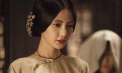 戴着防护面罩 美队《人鬼情了》杀青 三度合作安娜·德·阿玛斯 2022-05-13 日前，“美队”克里斯·埃文斯、安娜·德·阿玛斯主演的电影《人鬼情了》宣布杀青，并曝光了全新幕后照，美队和安娜坐在复古小轿车前排狂笑，导演德克斯特·弗莱彻也笑容满面地坐在二人身后，拍摄氛围十分欢乐。